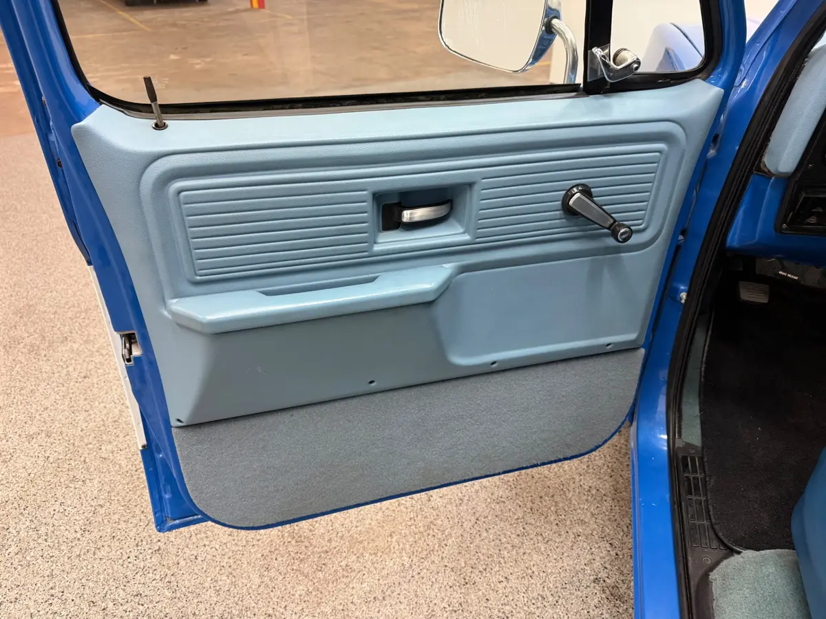 Vehicle photo 17