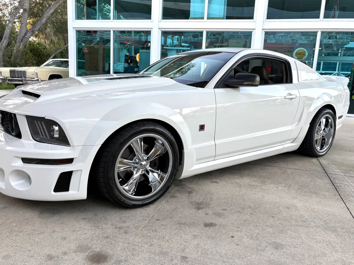 Vehicle photo 12