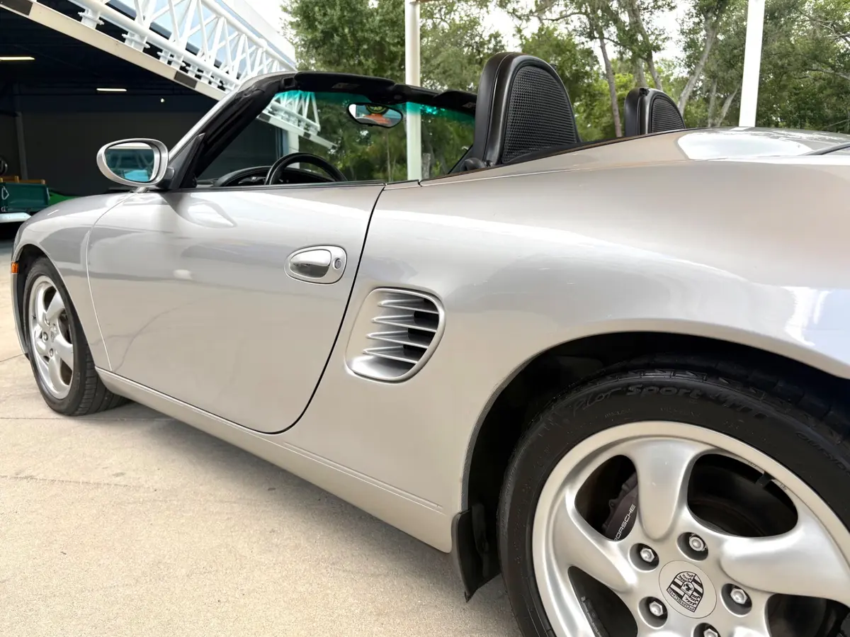 Vehicle photo 14