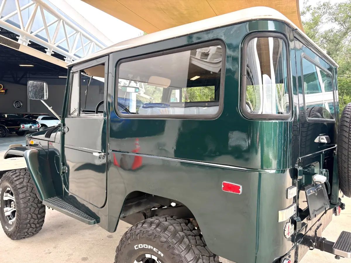 Vehicle photo 15