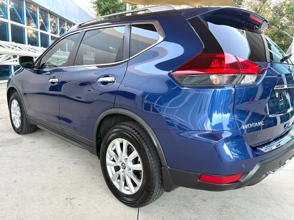 Vehicle photo 15