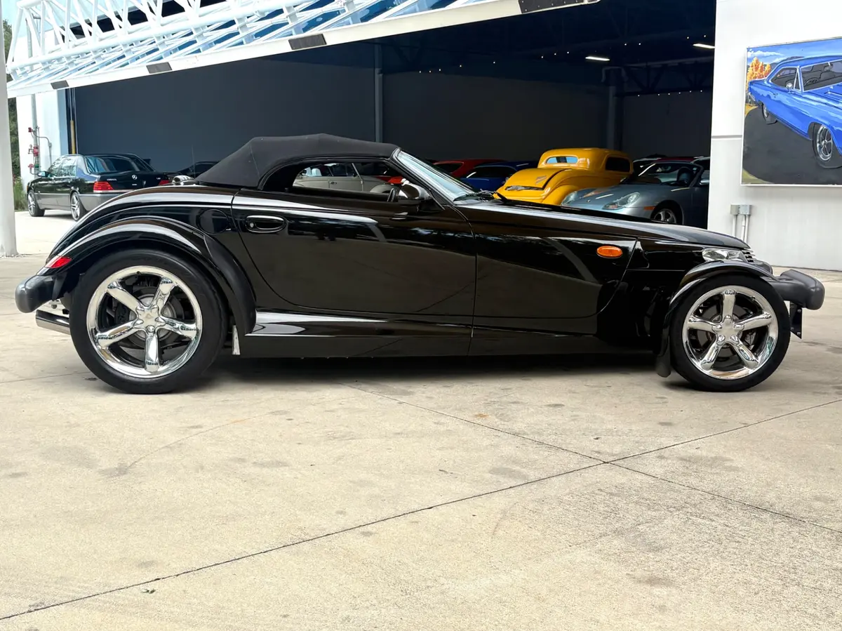 Vehicle photo 28