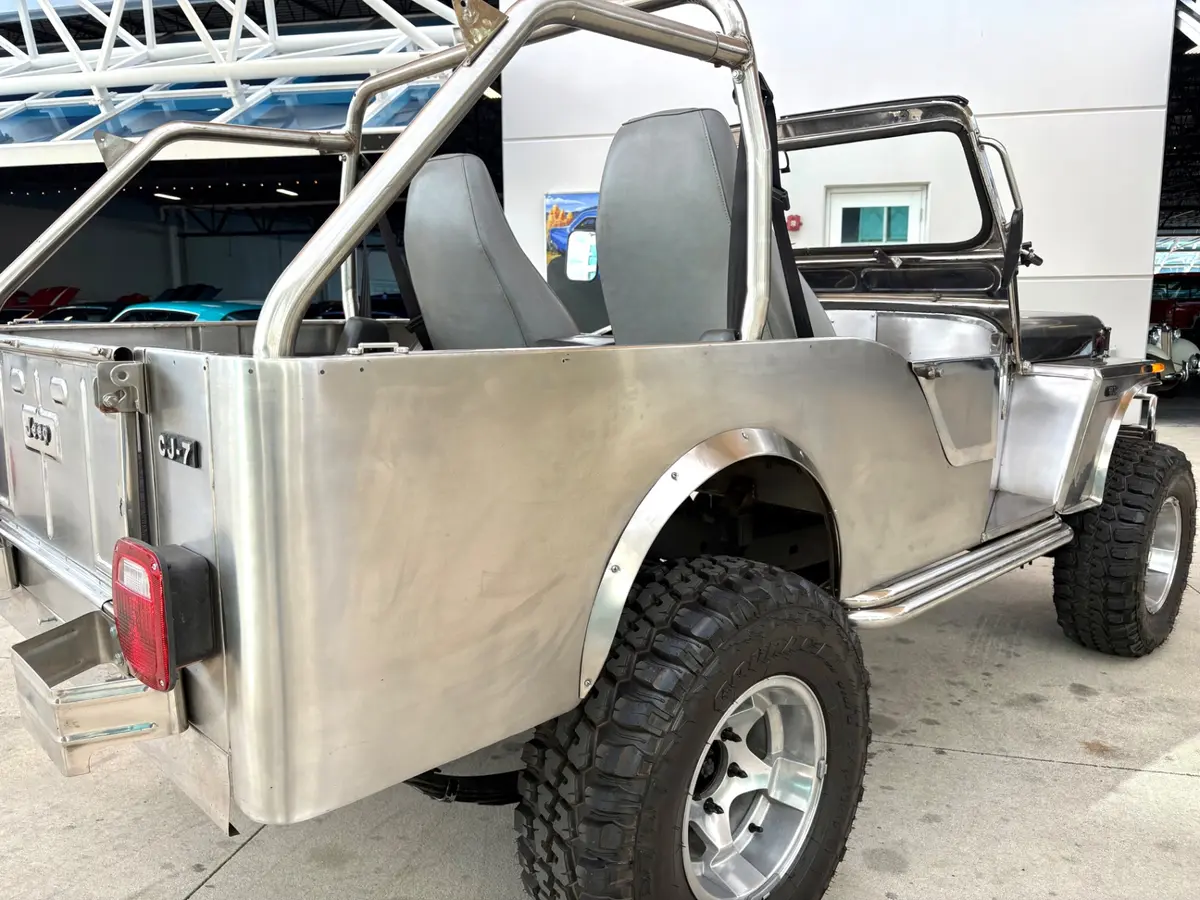 Vehicle photo 16