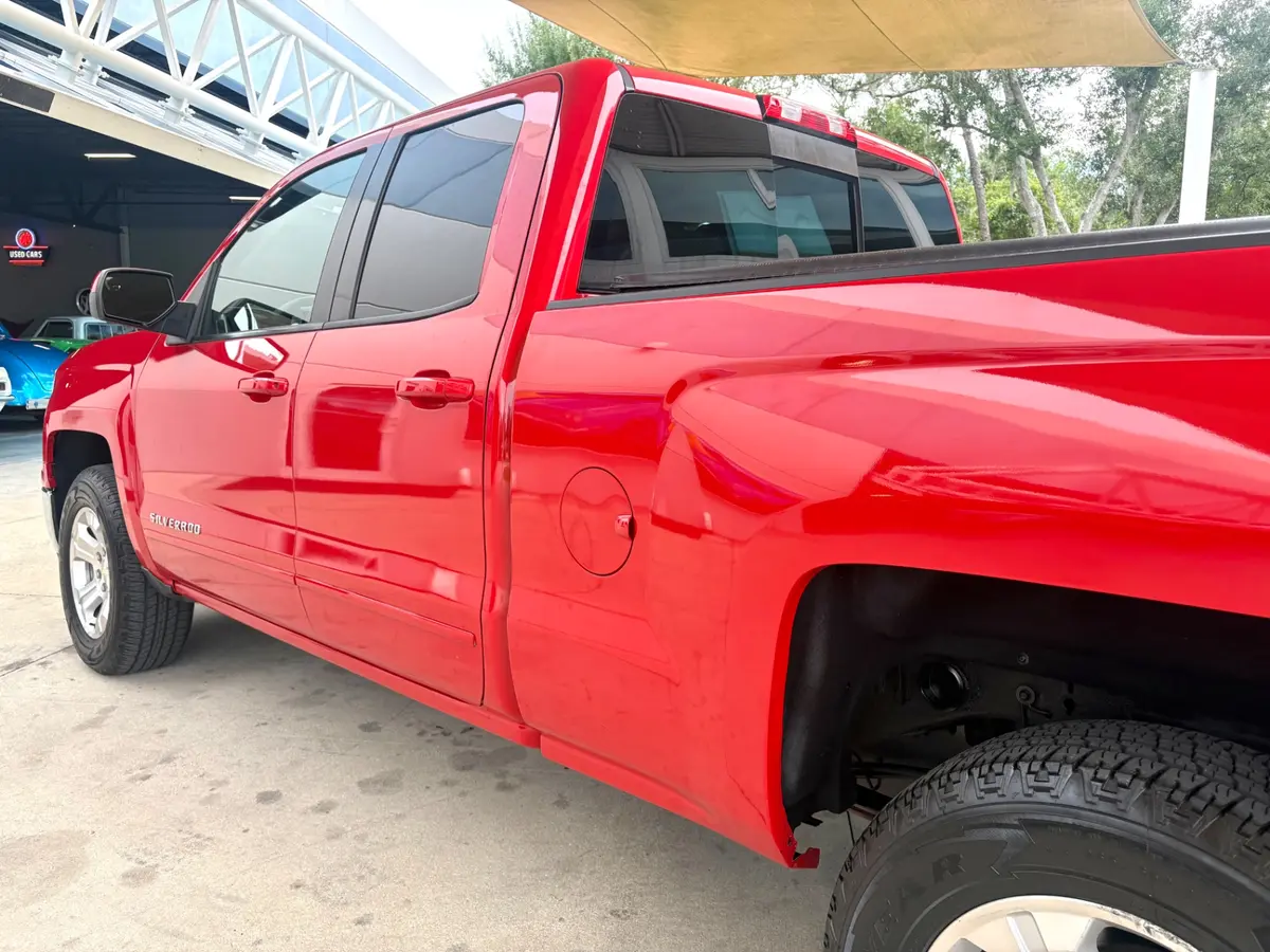 Vehicle photo 14