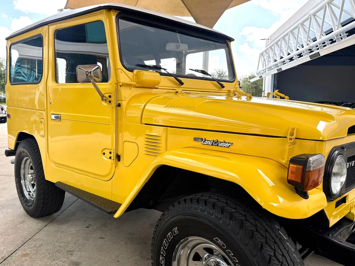 Vehicle photo 19