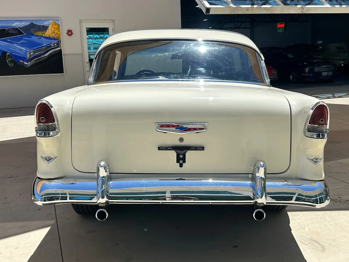 Vehicle photo 6