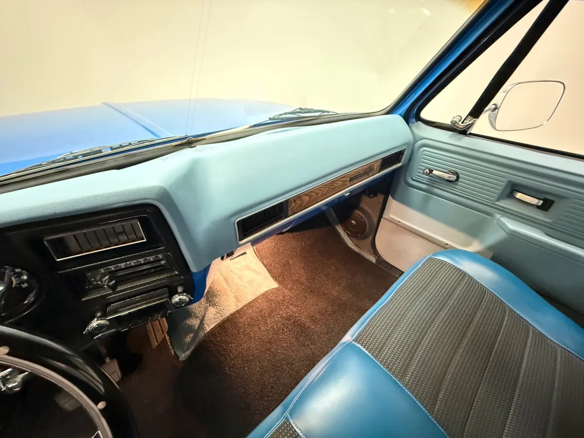Vehicle photo 25