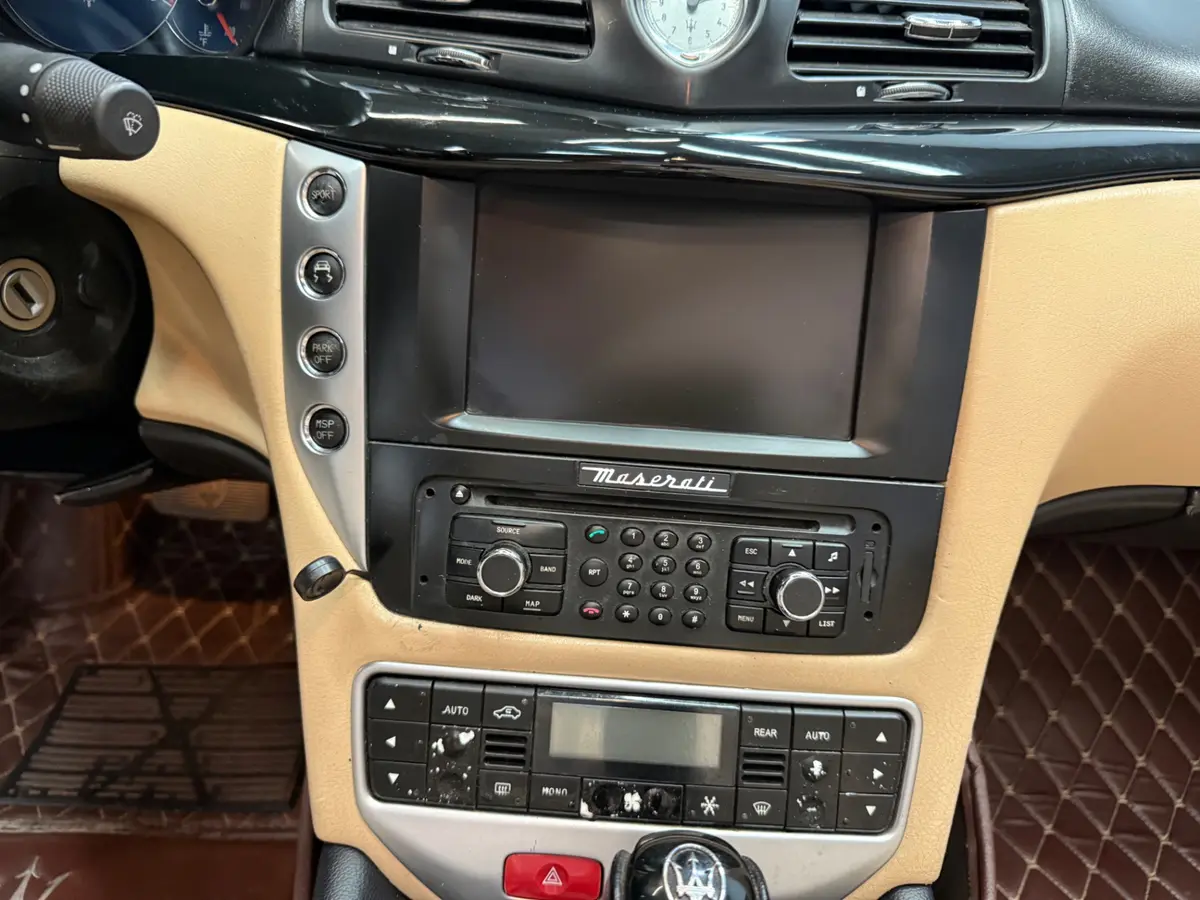 Vehicle photo 28