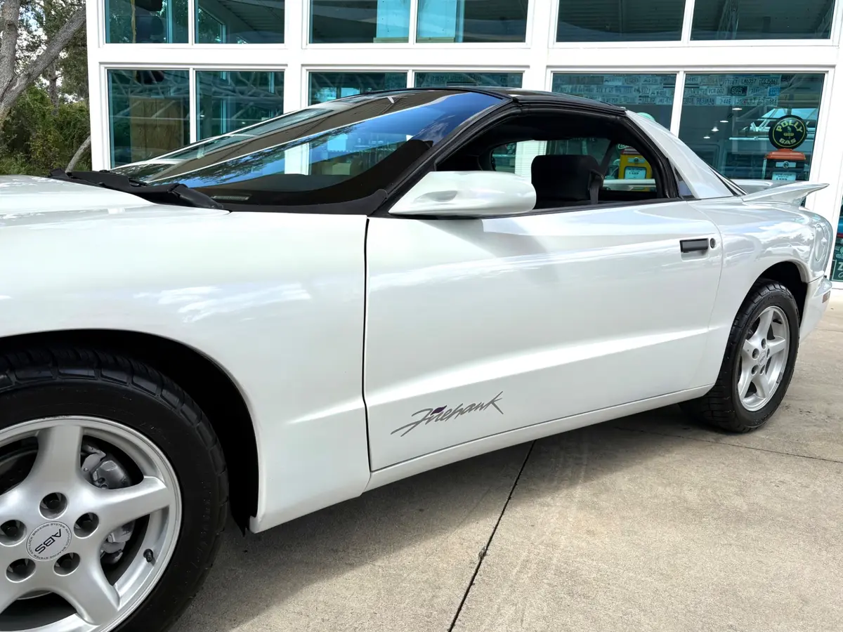Vehicle photo 13