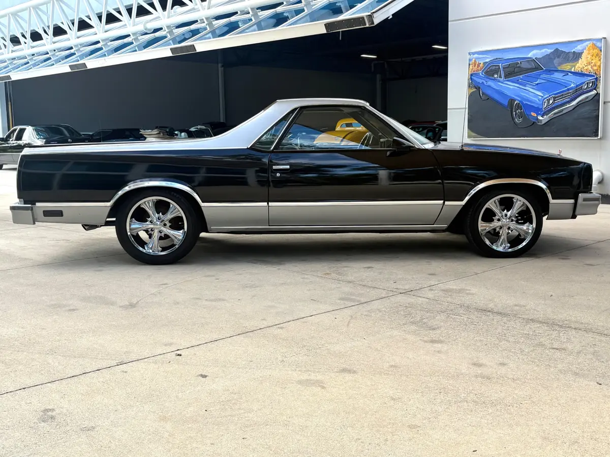 Vehicle photo 5