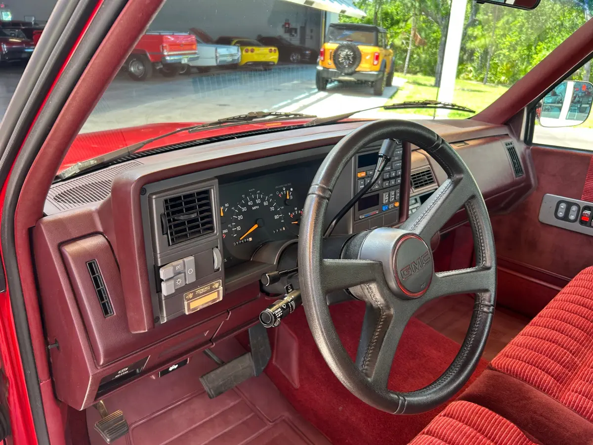 Vehicle photo 30