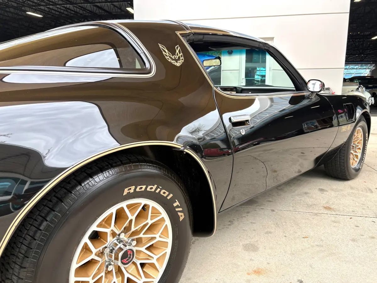 Vehicle photo 18