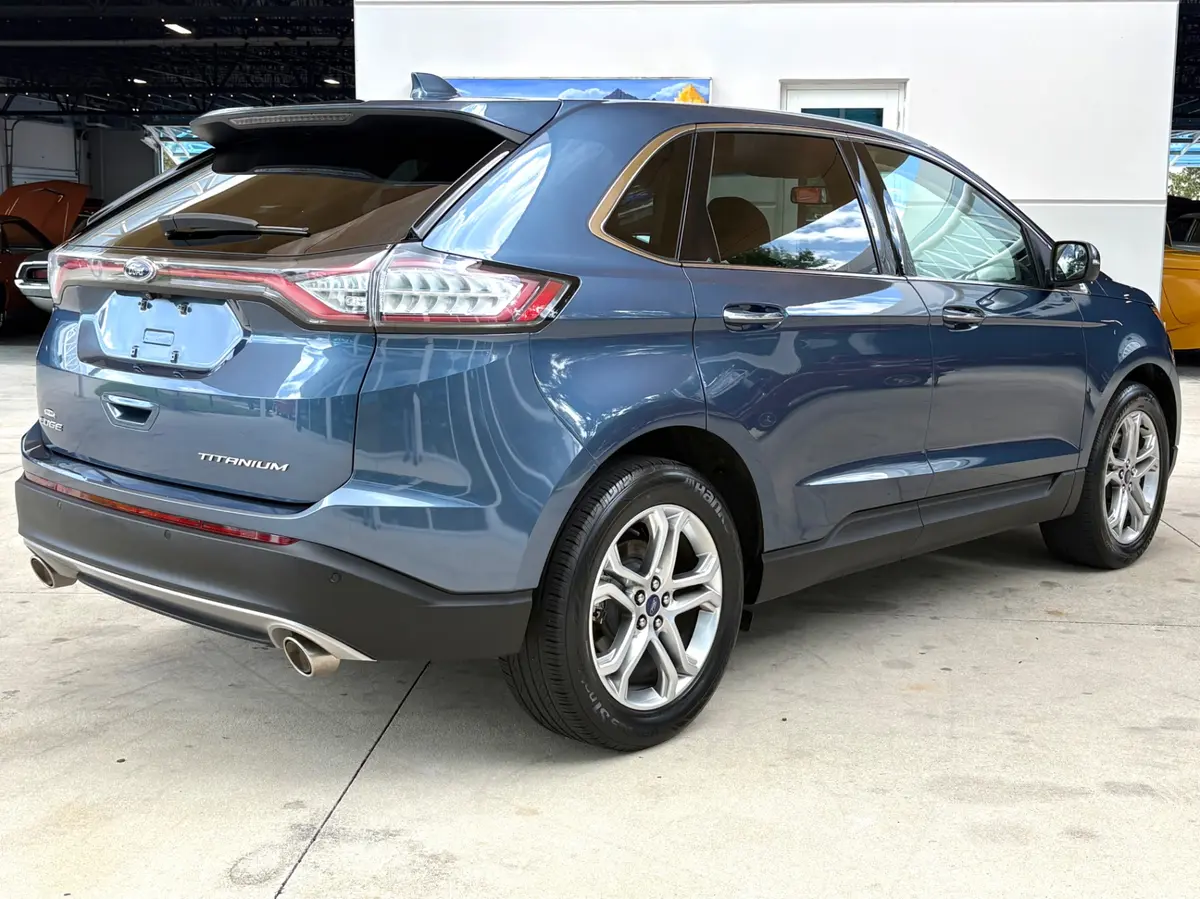 Vehicle photo 6