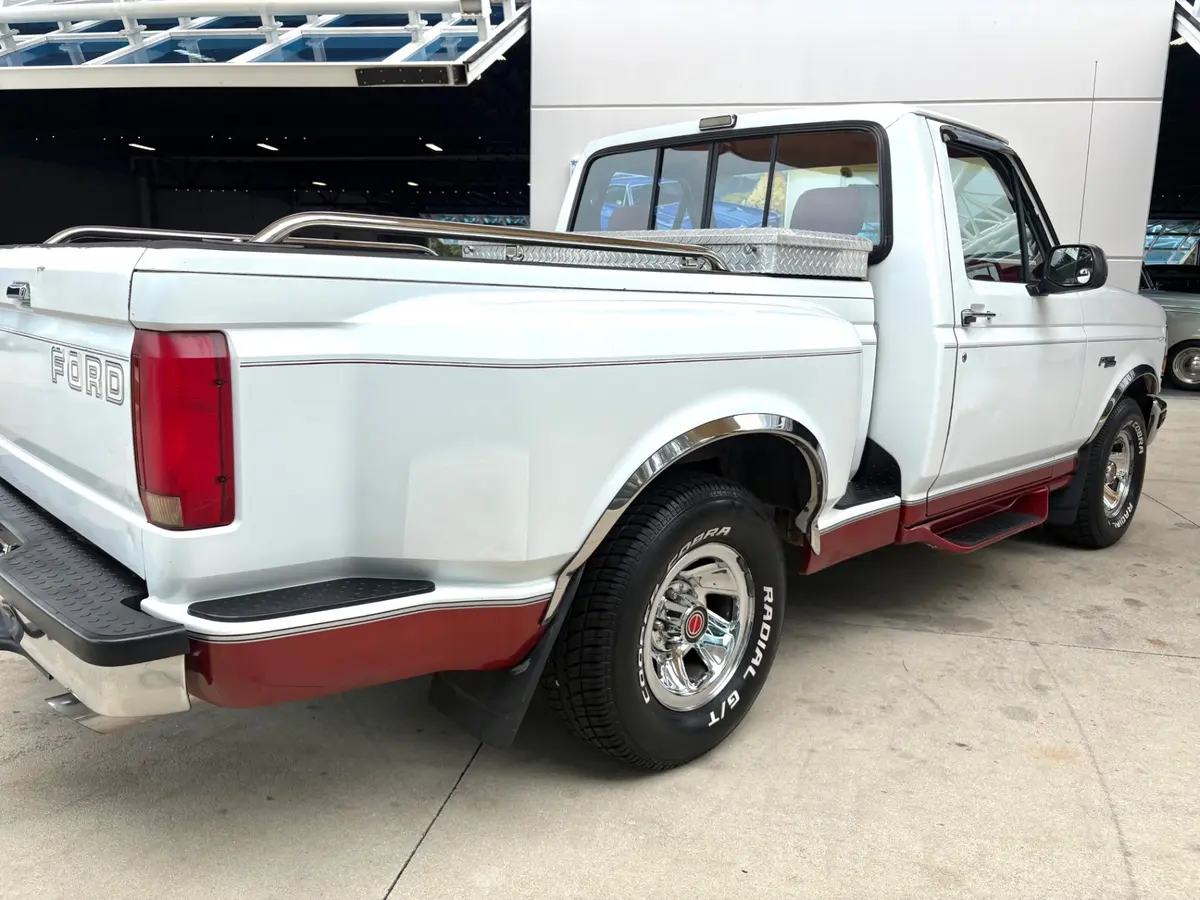 Vehicle photo 16