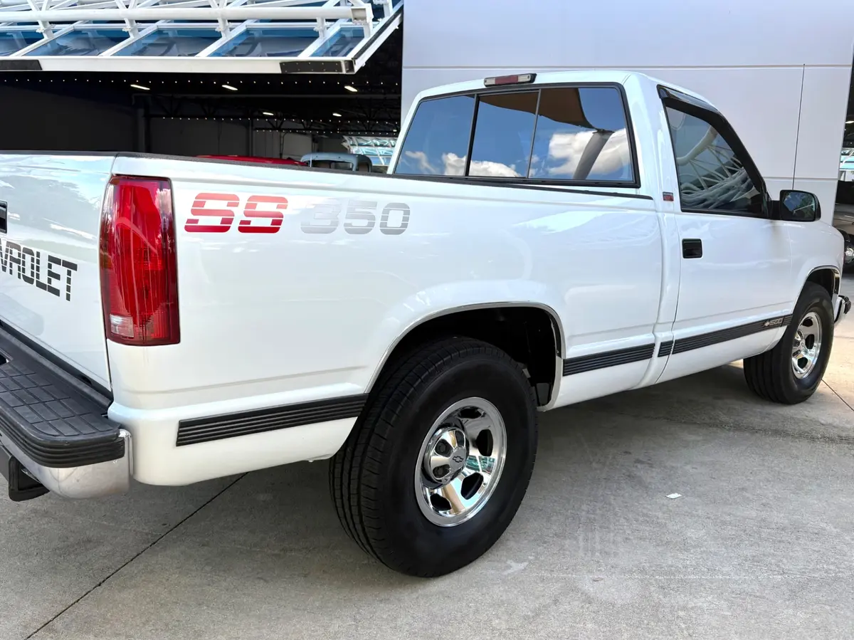 Vehicle photo 17