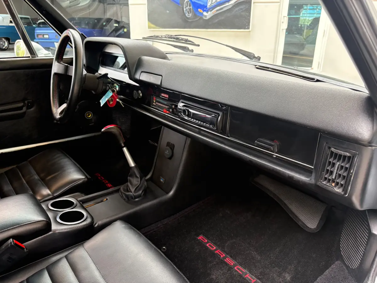 Vehicle photo 31