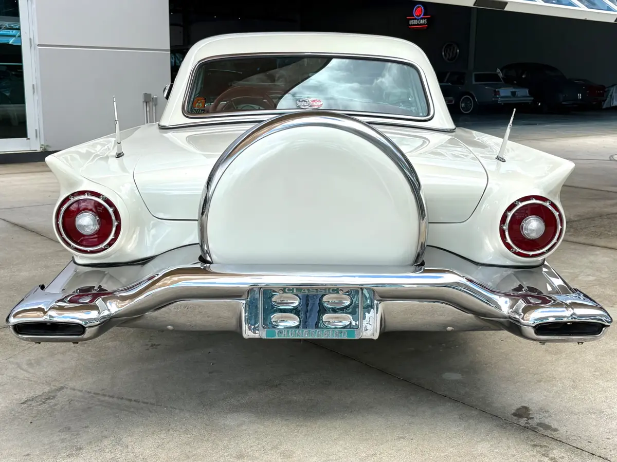 Vehicle photo 23