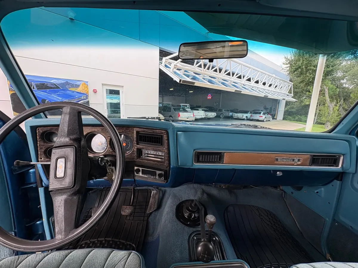 Vehicle photo 35