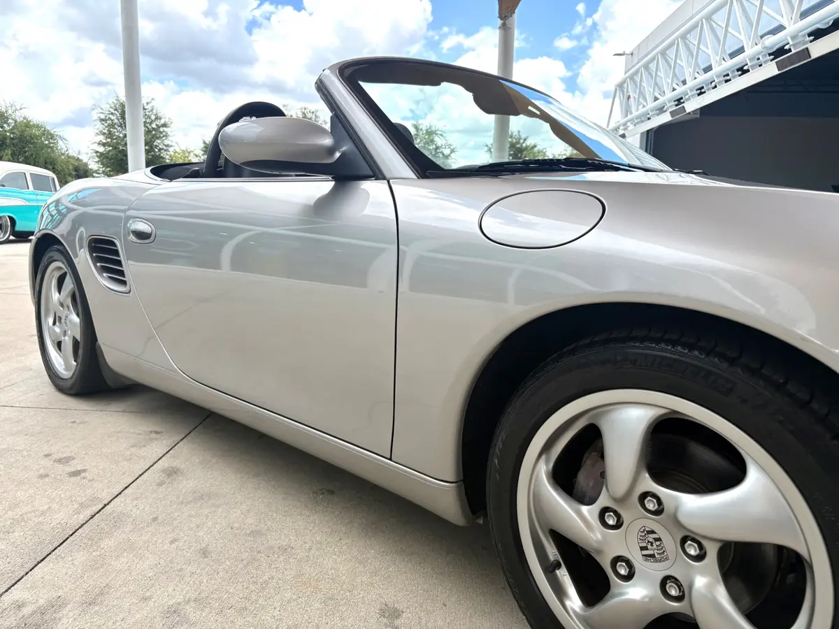 Vehicle photo 18