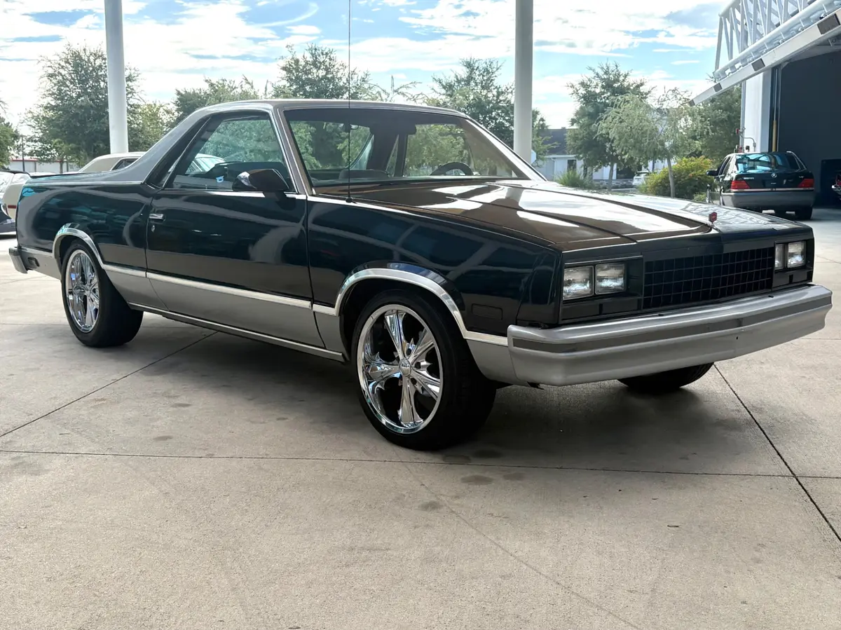 Vehicle photo 4