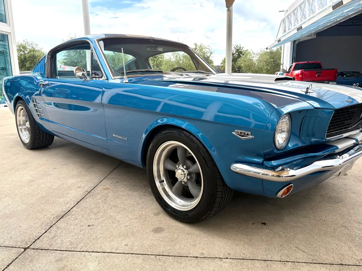 Vehicle photo 19