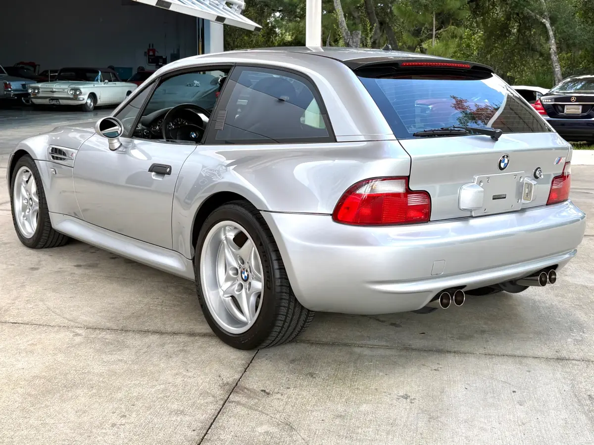 Vehicle photo 9