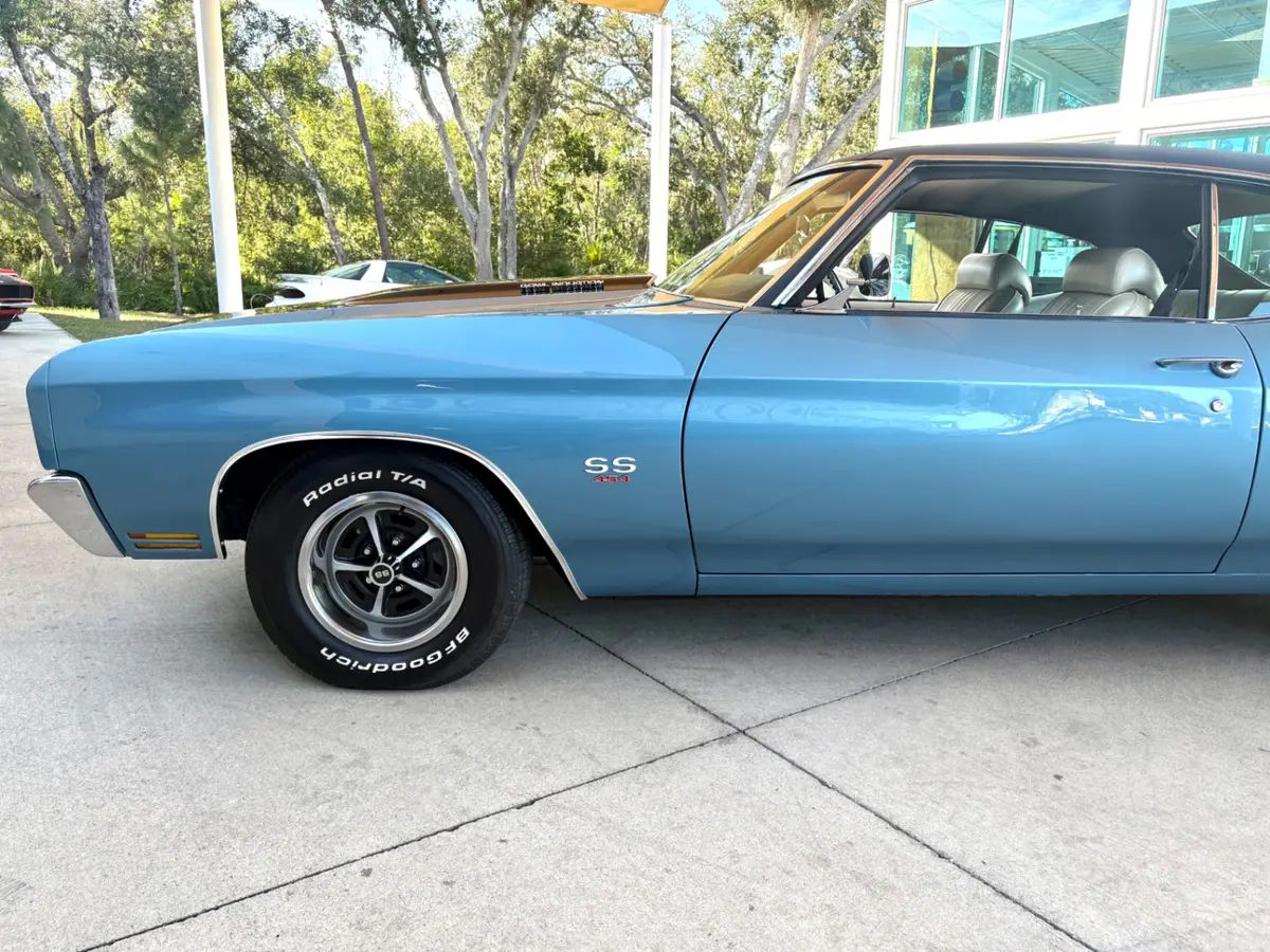 Vehicle photo 25