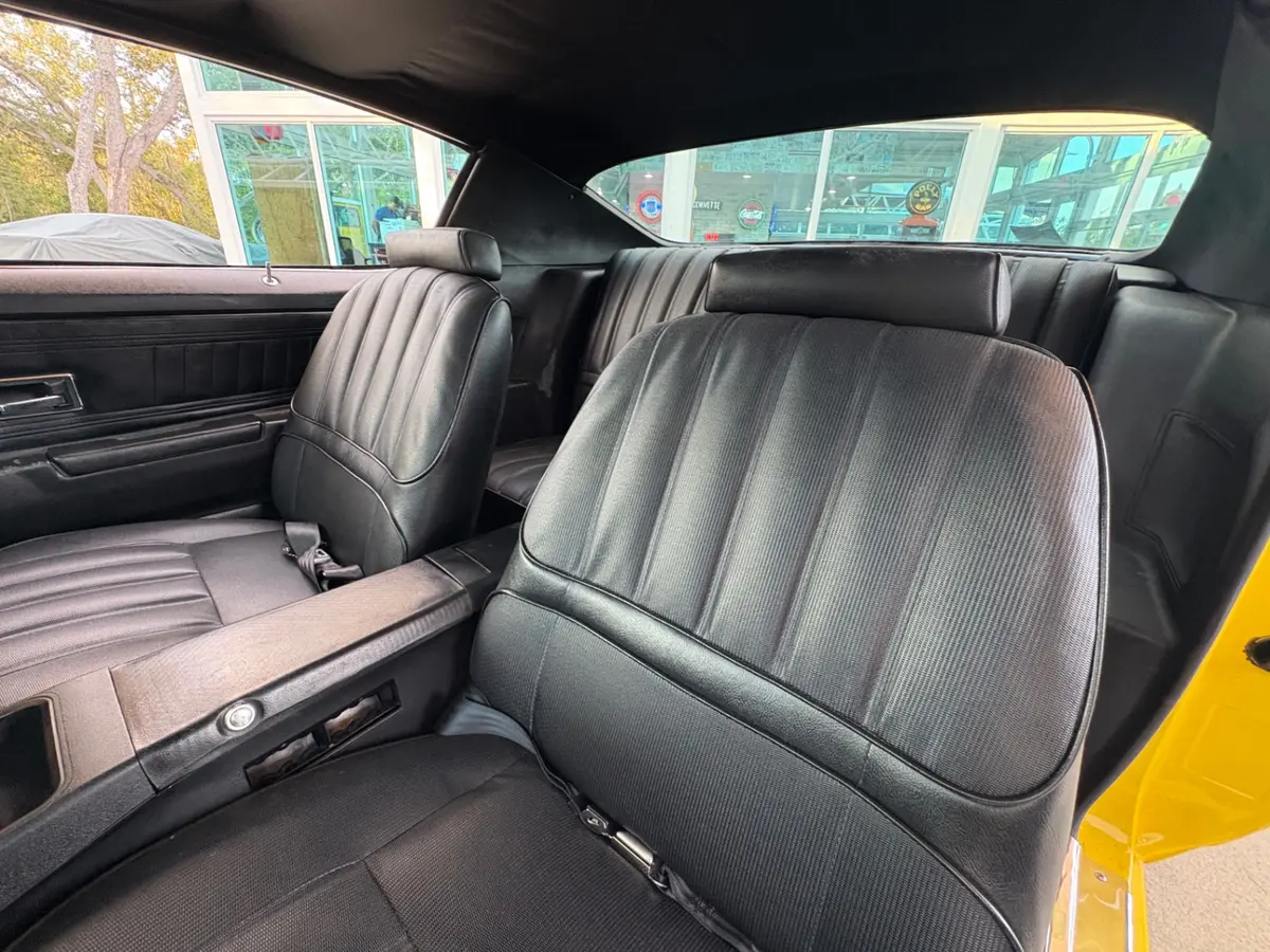 Vehicle photo 32