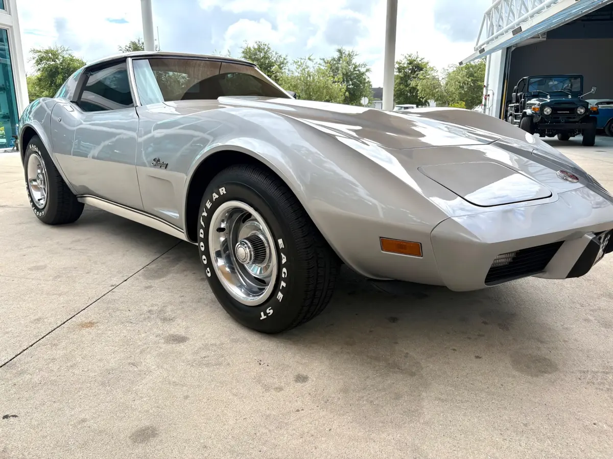 Vehicle photo 19