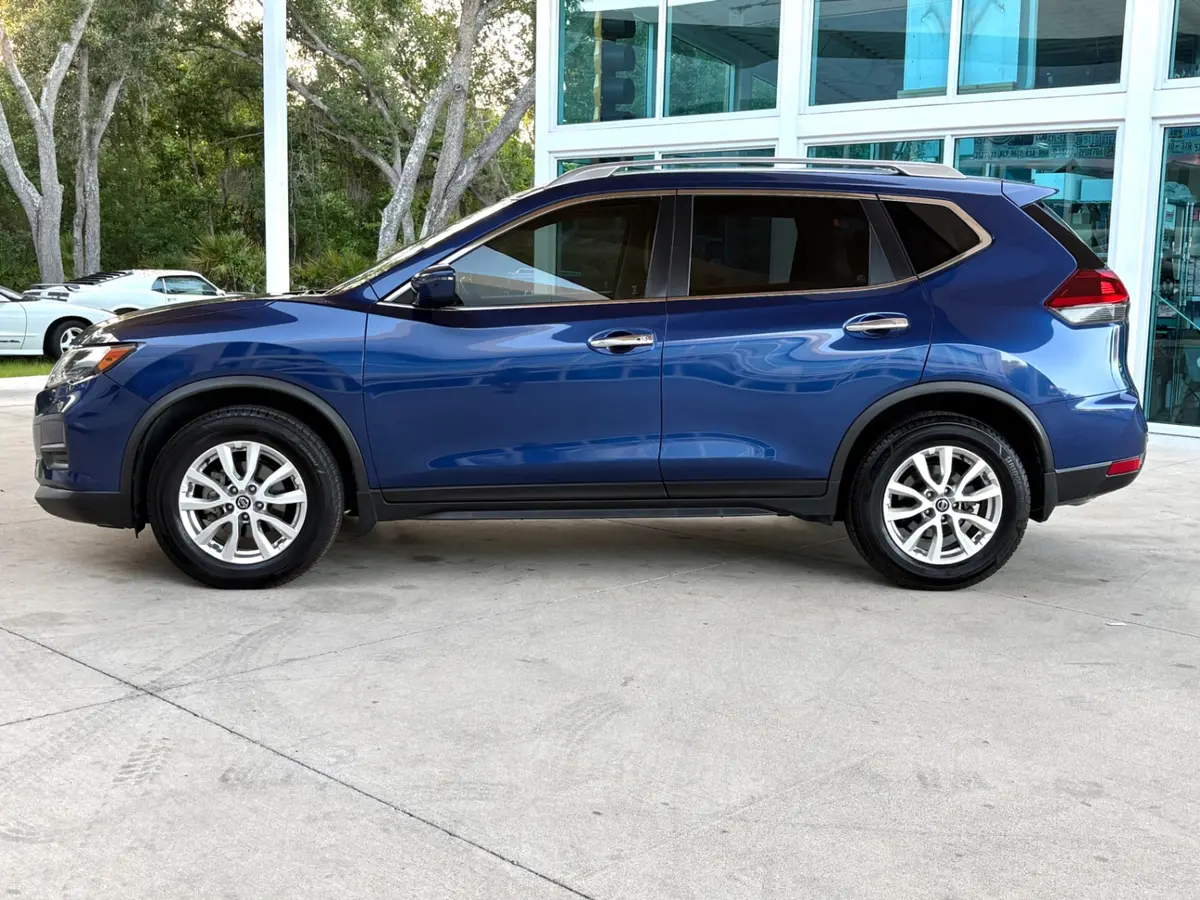 Vehicle photo 10