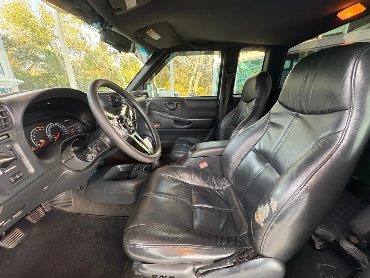 Vehicle photo 32