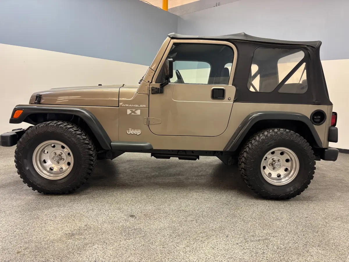 Vehicle photo 4