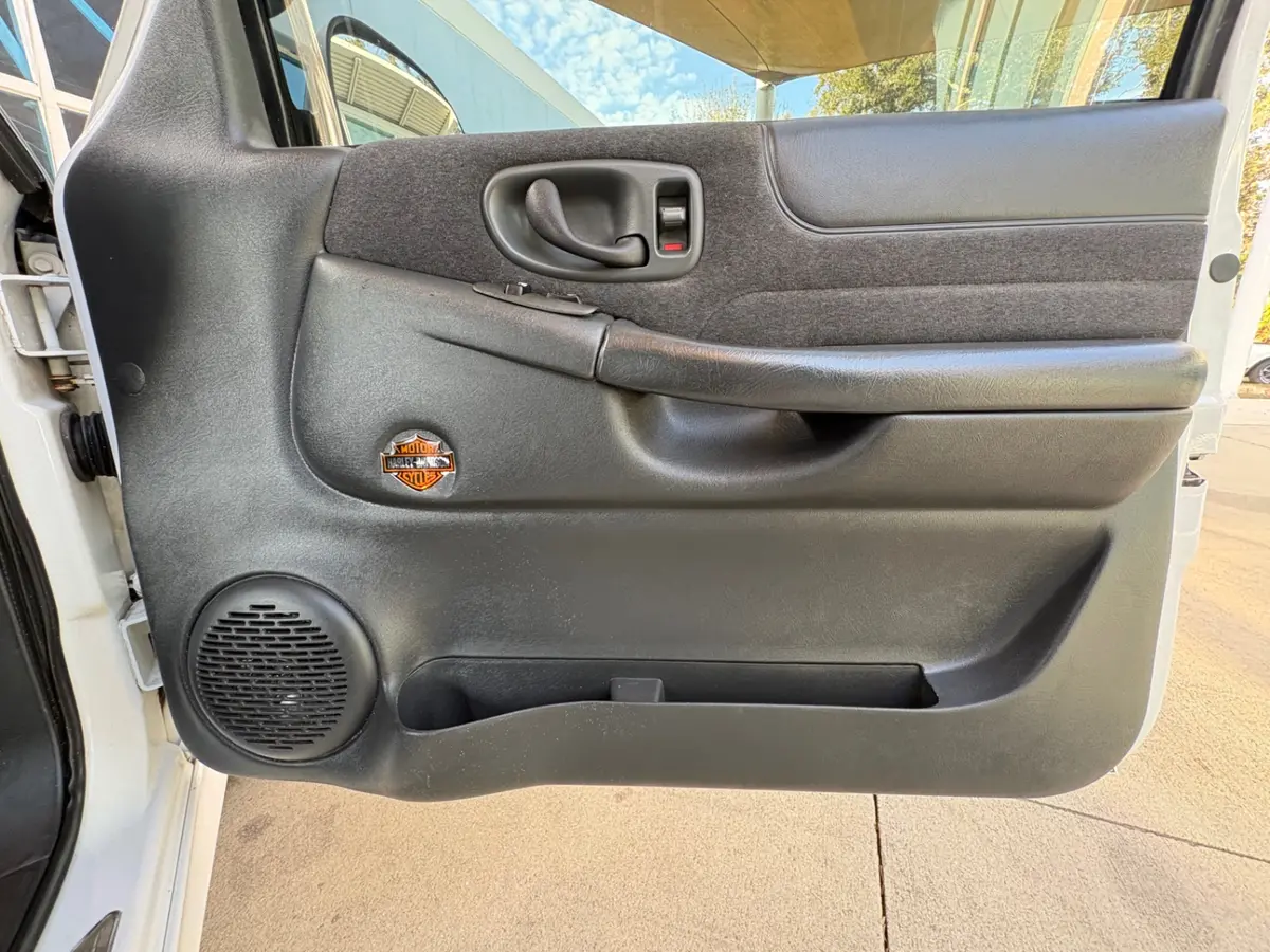 Vehicle photo 36