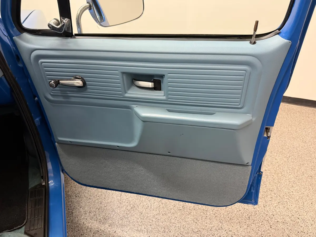 Vehicle photo 30