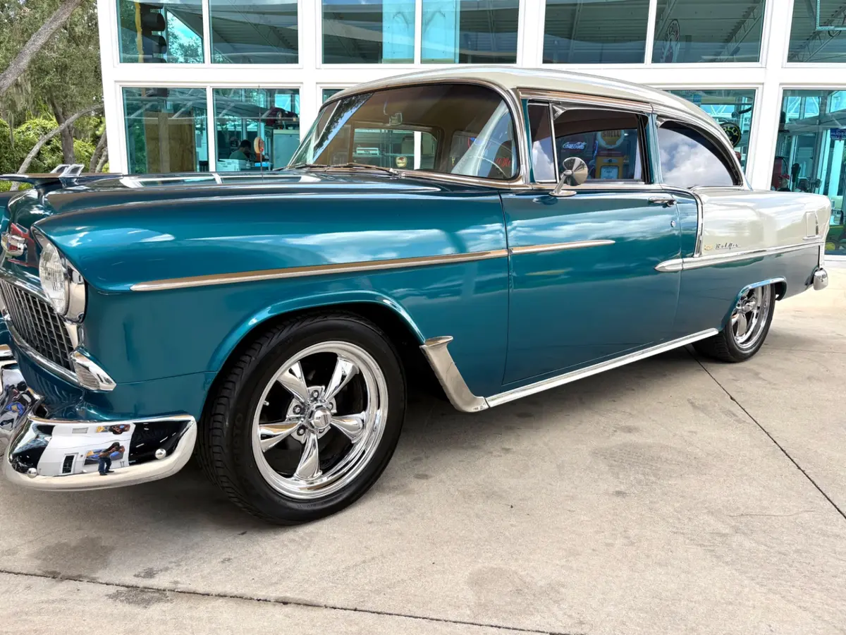 Vehicle photo 12