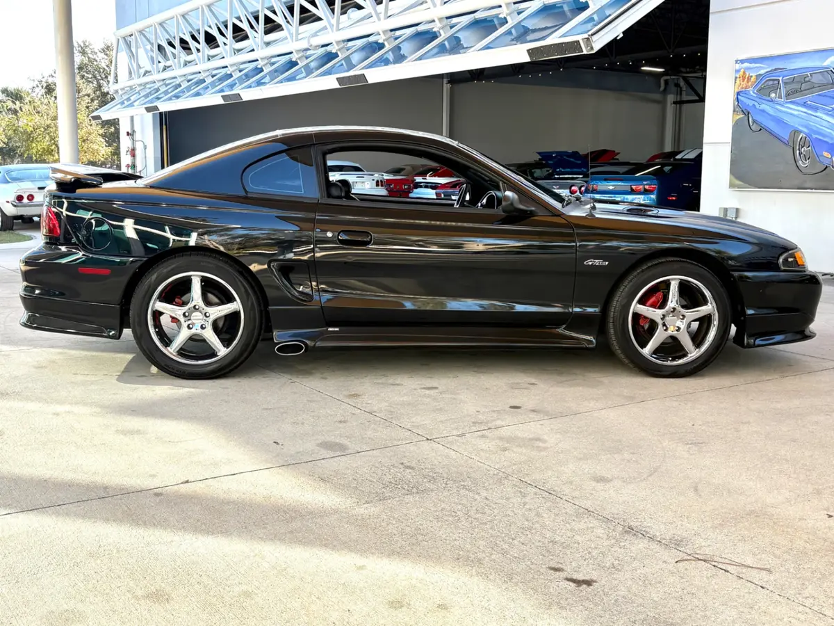 Vehicle photo 5