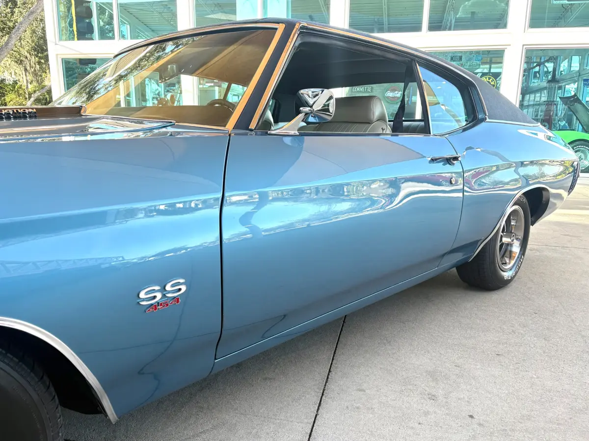 Vehicle photo 14