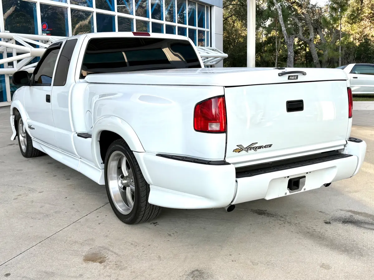 Vehicle photo 10