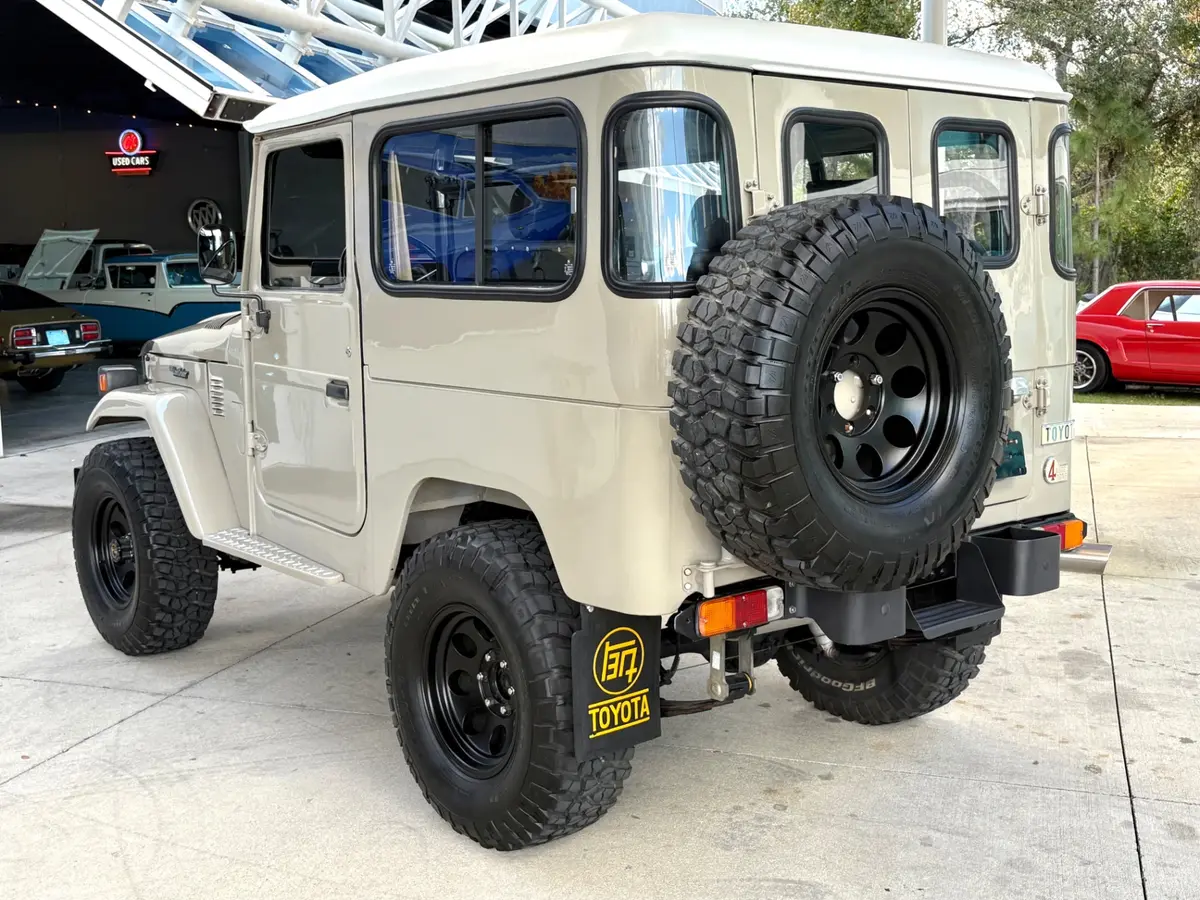 Vehicle photo 9