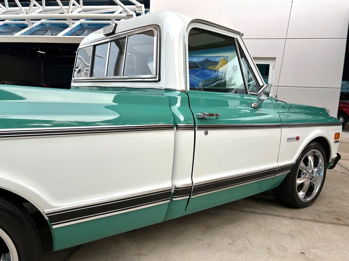 Vehicle photo 18