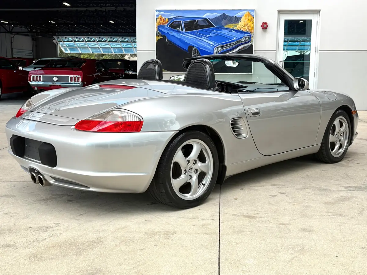 Vehicle photo 6