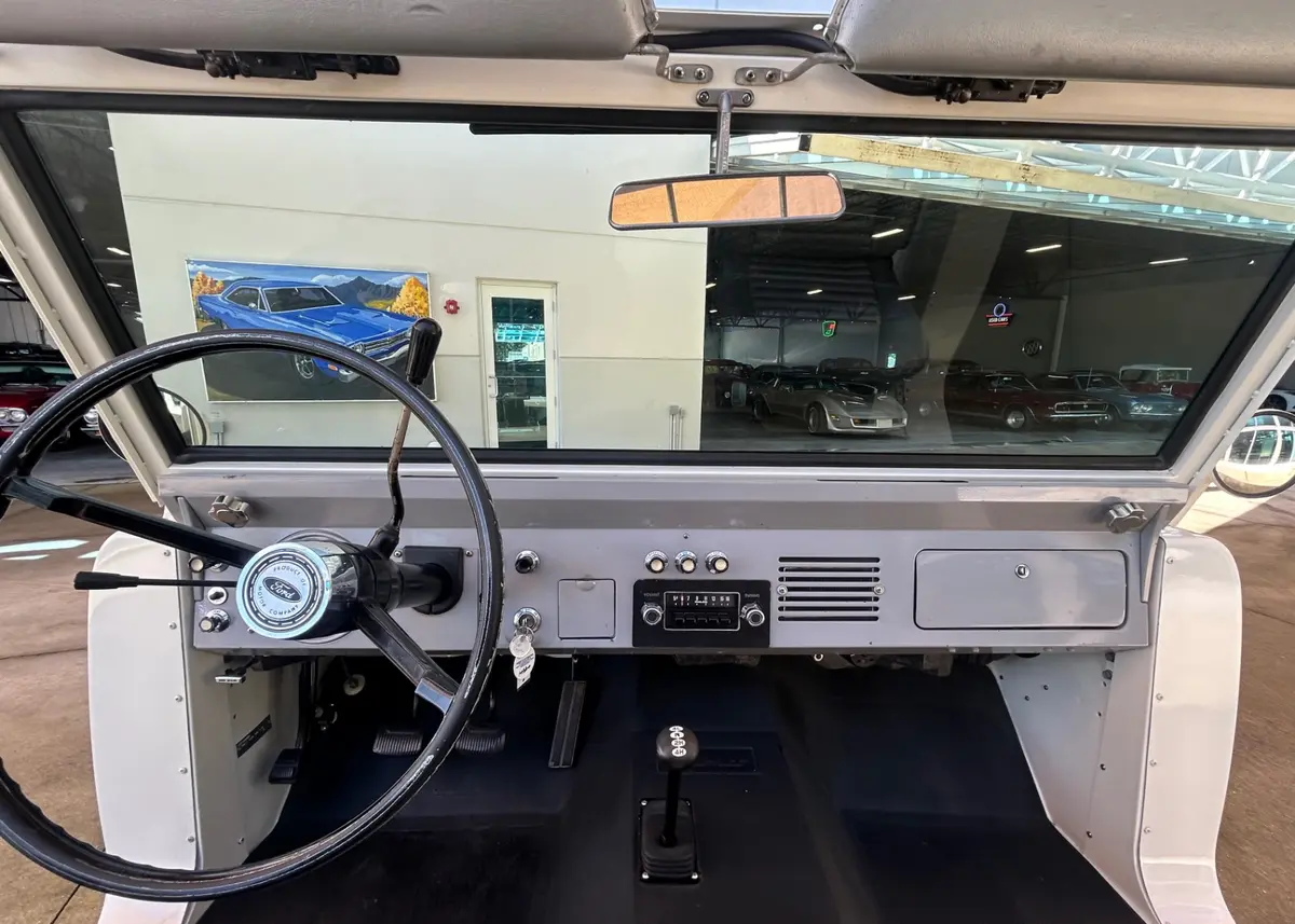Vehicle photo 20