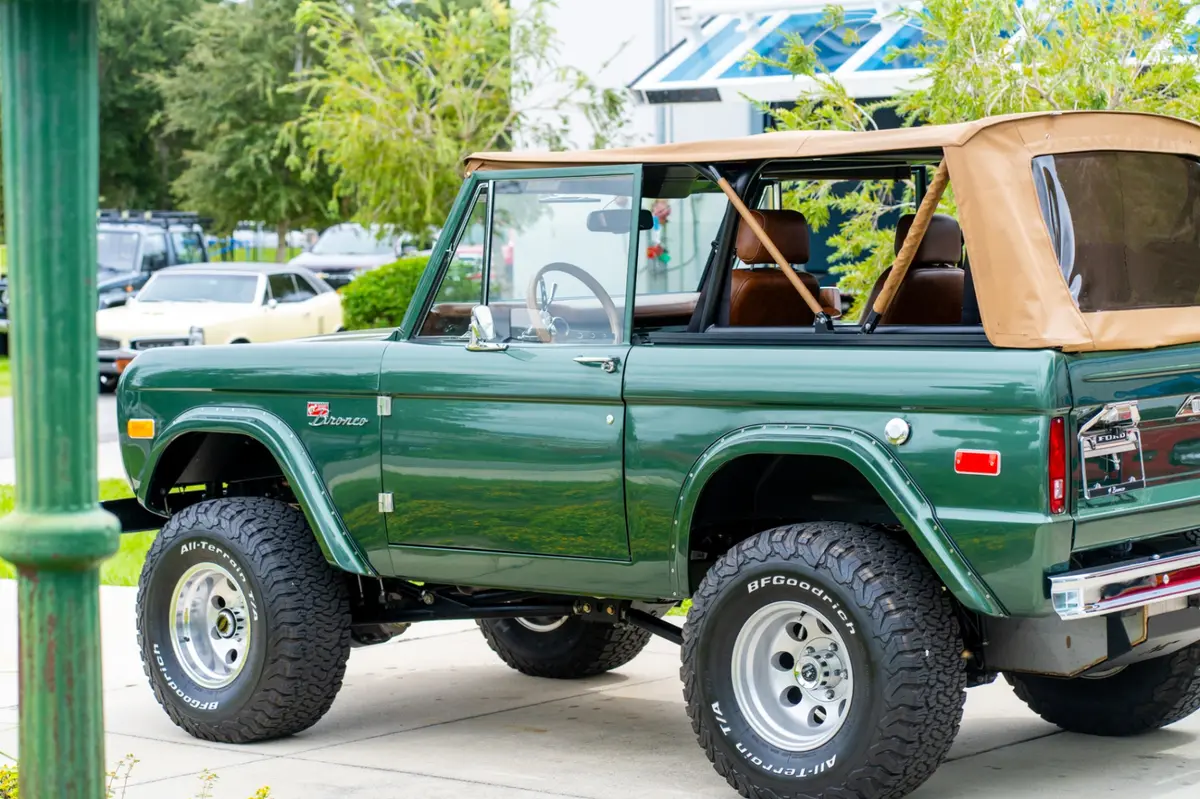 Vehicle photo 4