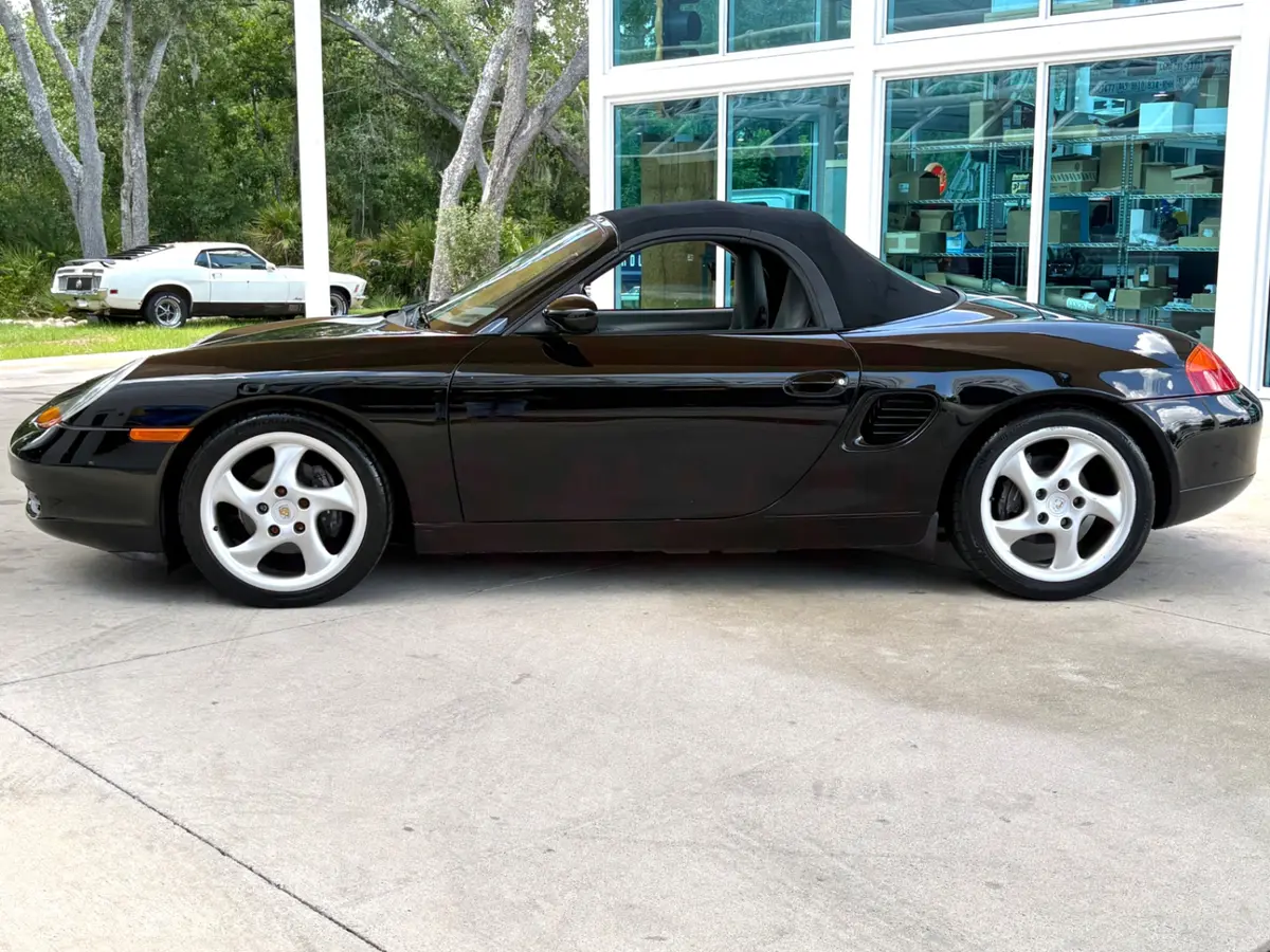 Vehicle photo 25
