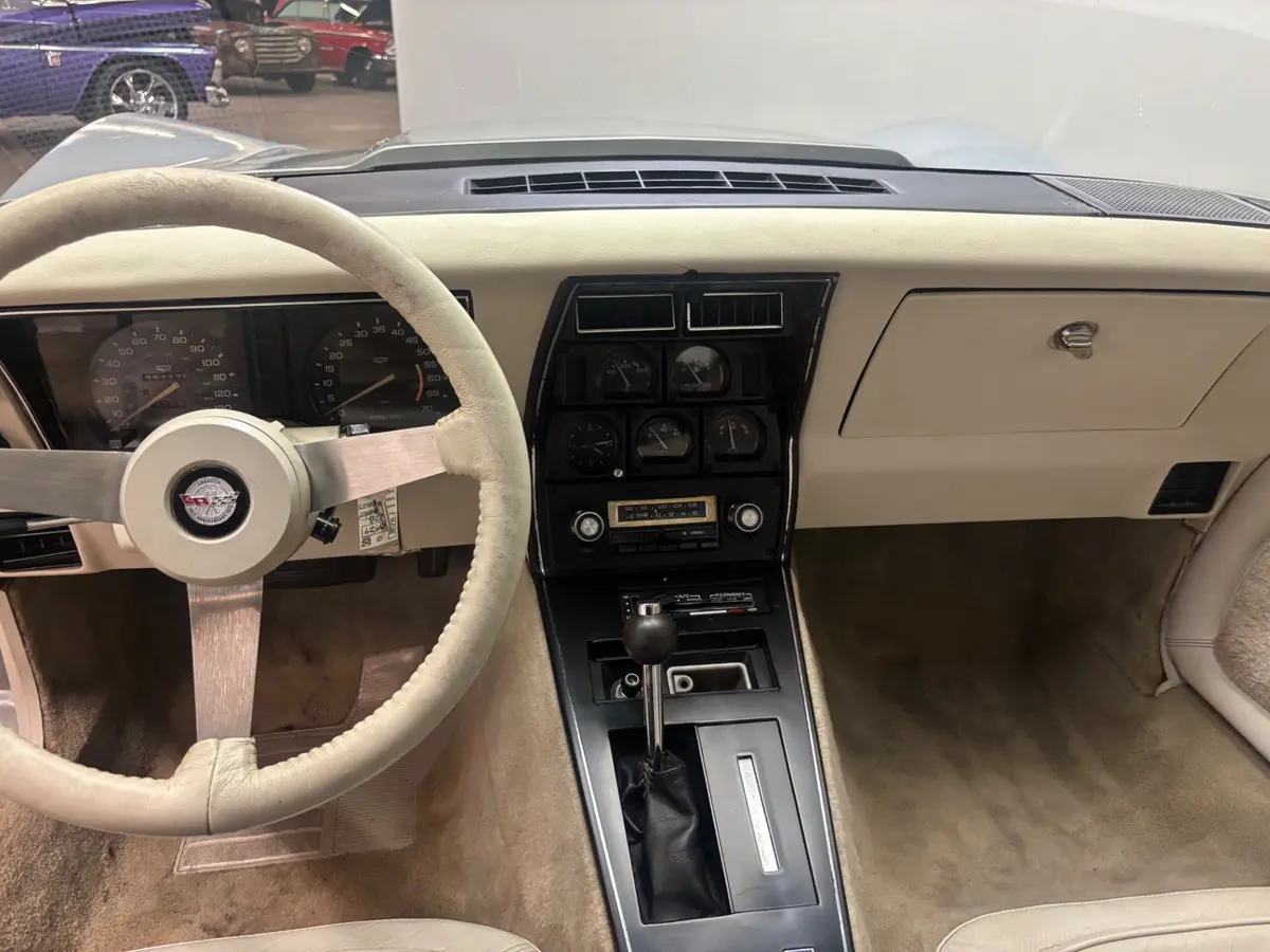Vehicle photo 24