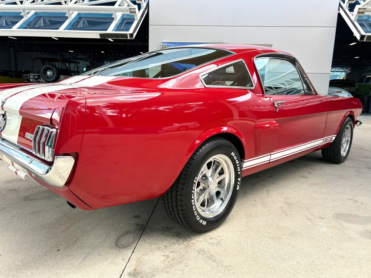 Vehicle photo 16
