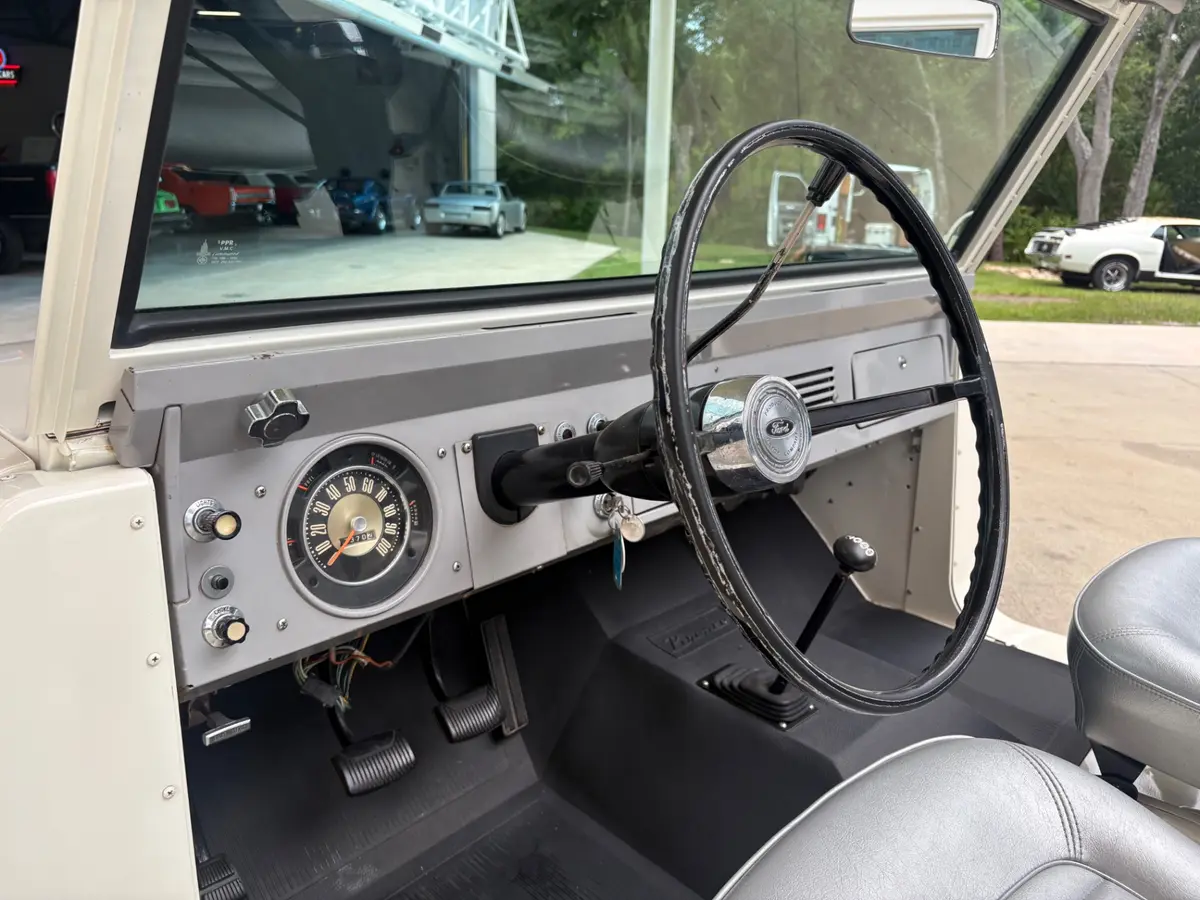 Vehicle photo 30
