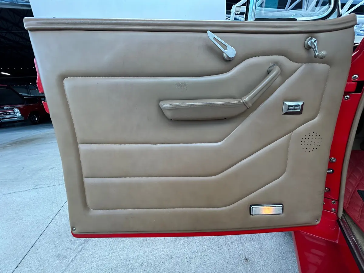 Vehicle photo 21