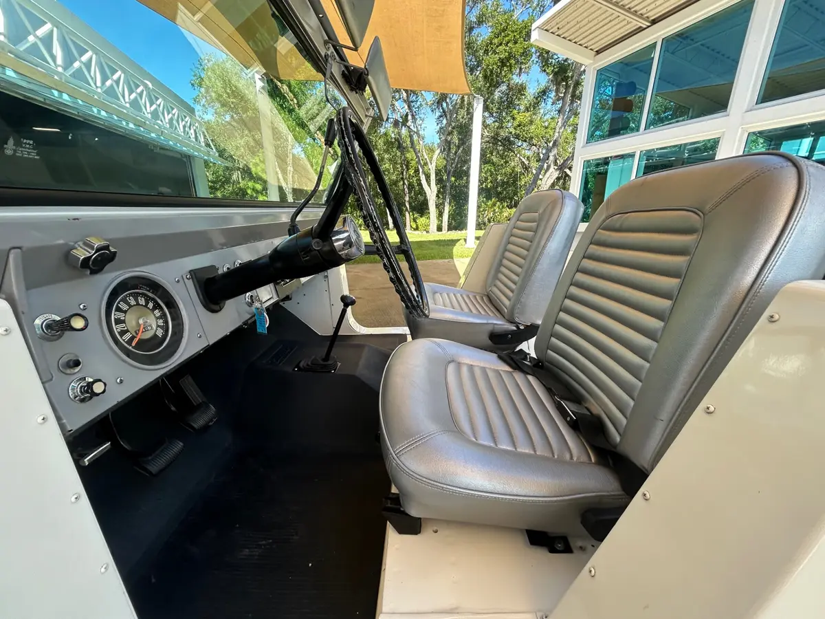 Vehicle photo 18