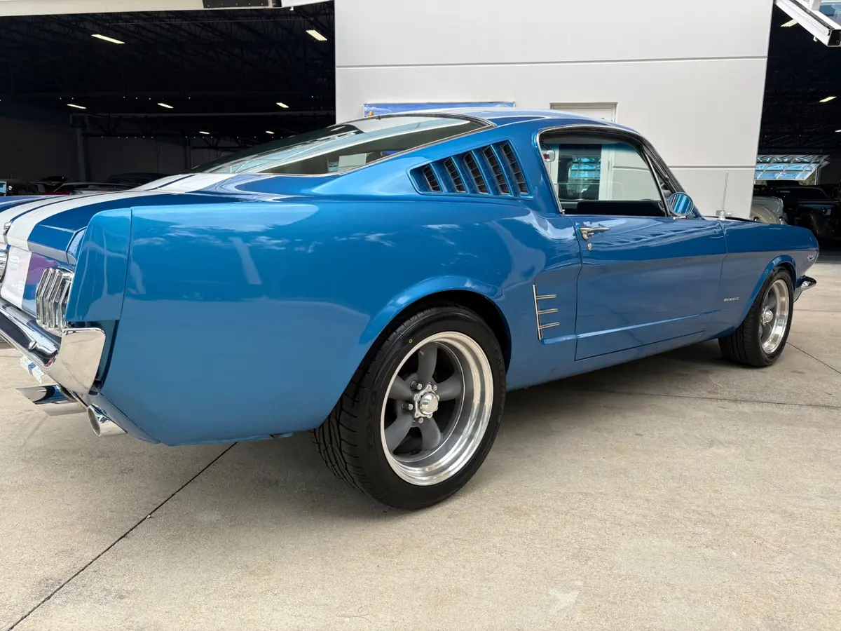 Vehicle photo 16